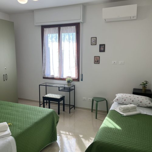 6E27CEBB-3B7E-4DFB-A4A3-300E00632CE0